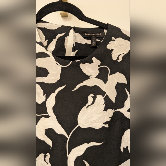 Banana Republic Black and White Floral Short Sleeve Tee - Picture 2 of 3